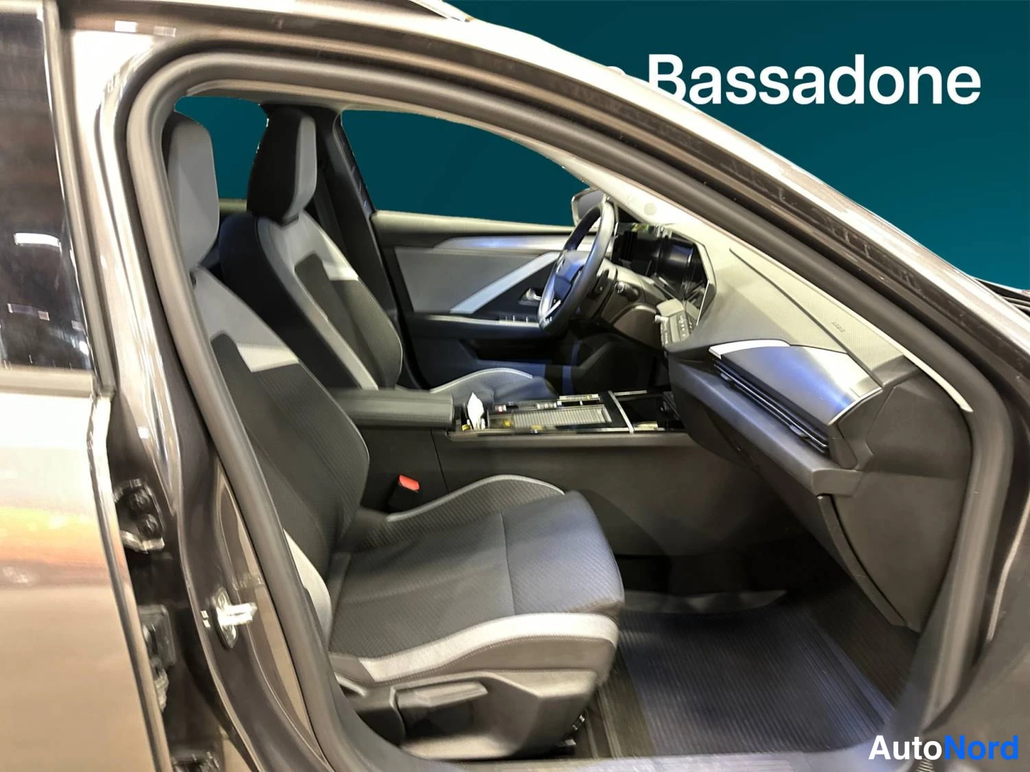 Harmaa Opel Astra Sports Tourer 2024, ohjaamo, kuva 11