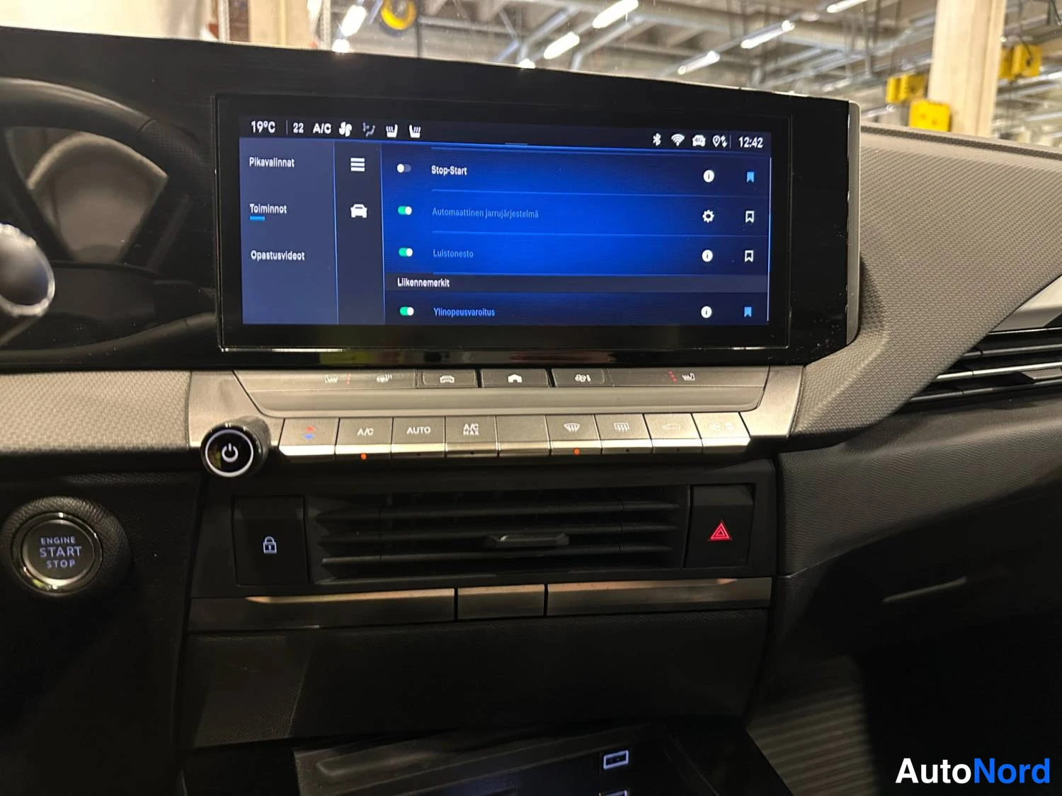Harmaa Opel Astra Sports Tourer 2024, yksityiskohta, kuva 25