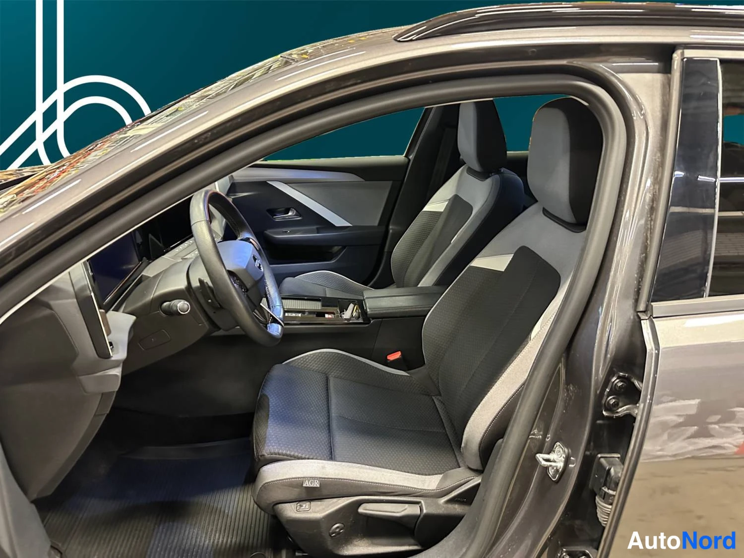 Harmaa Opel Astra Sports Tourer 2024, ohjaamo, kuva 9
