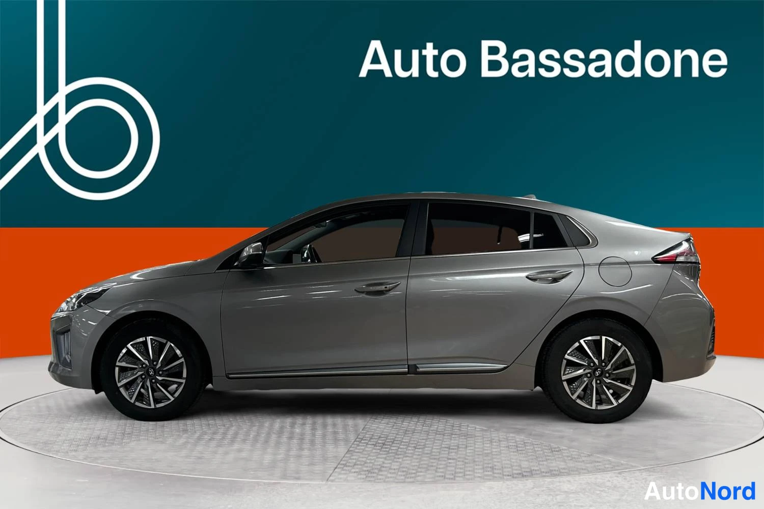 Harmaa Hyundai Ioniq 2021, sivulta, kuva 5