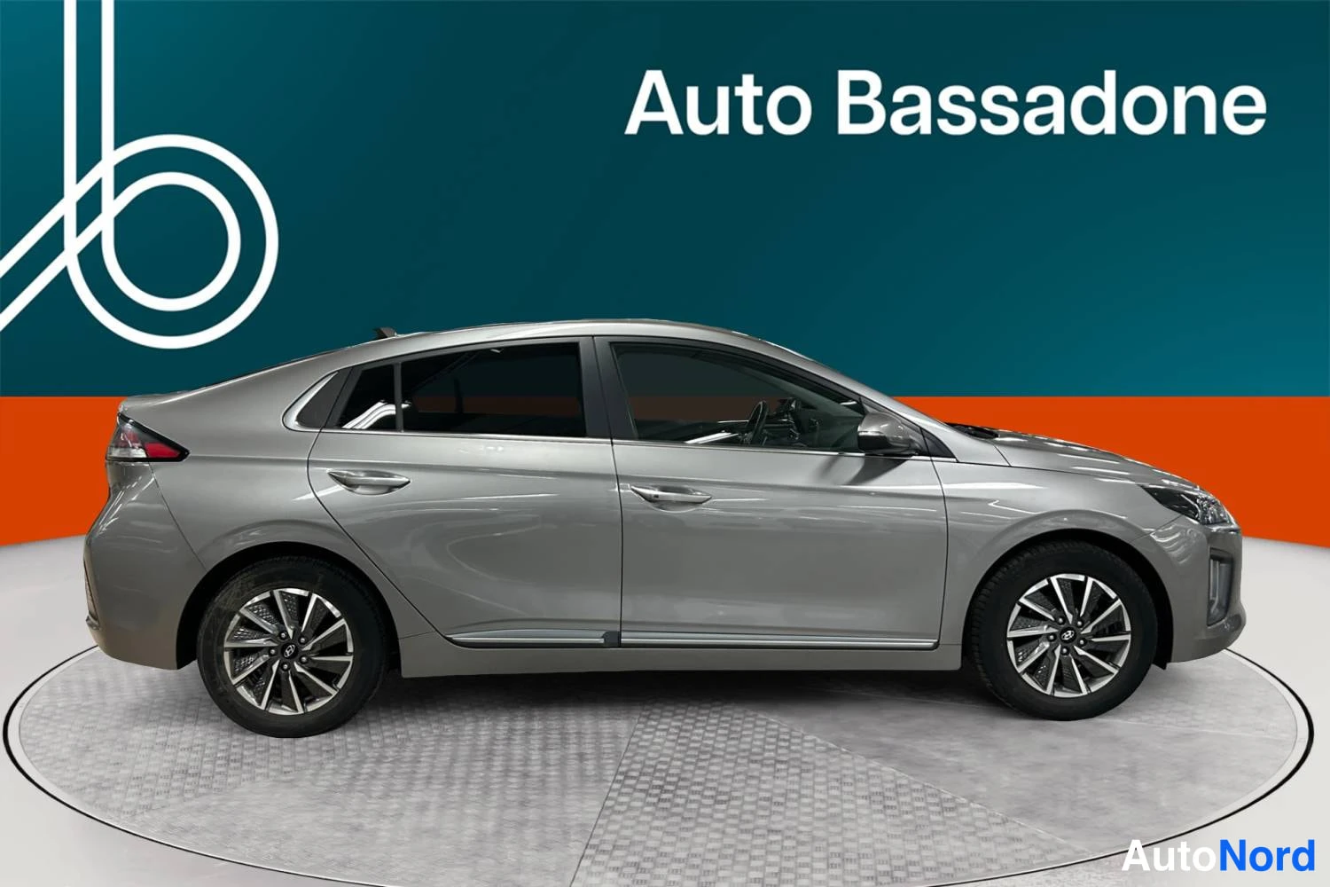 Harmaa Hyundai Ioniq 2021, sivulta, kuva 4