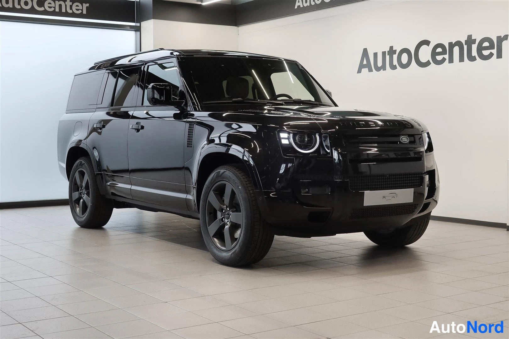 Musta Land Rover Defender 2026, etuviisto, keula oikealle, kuva 2