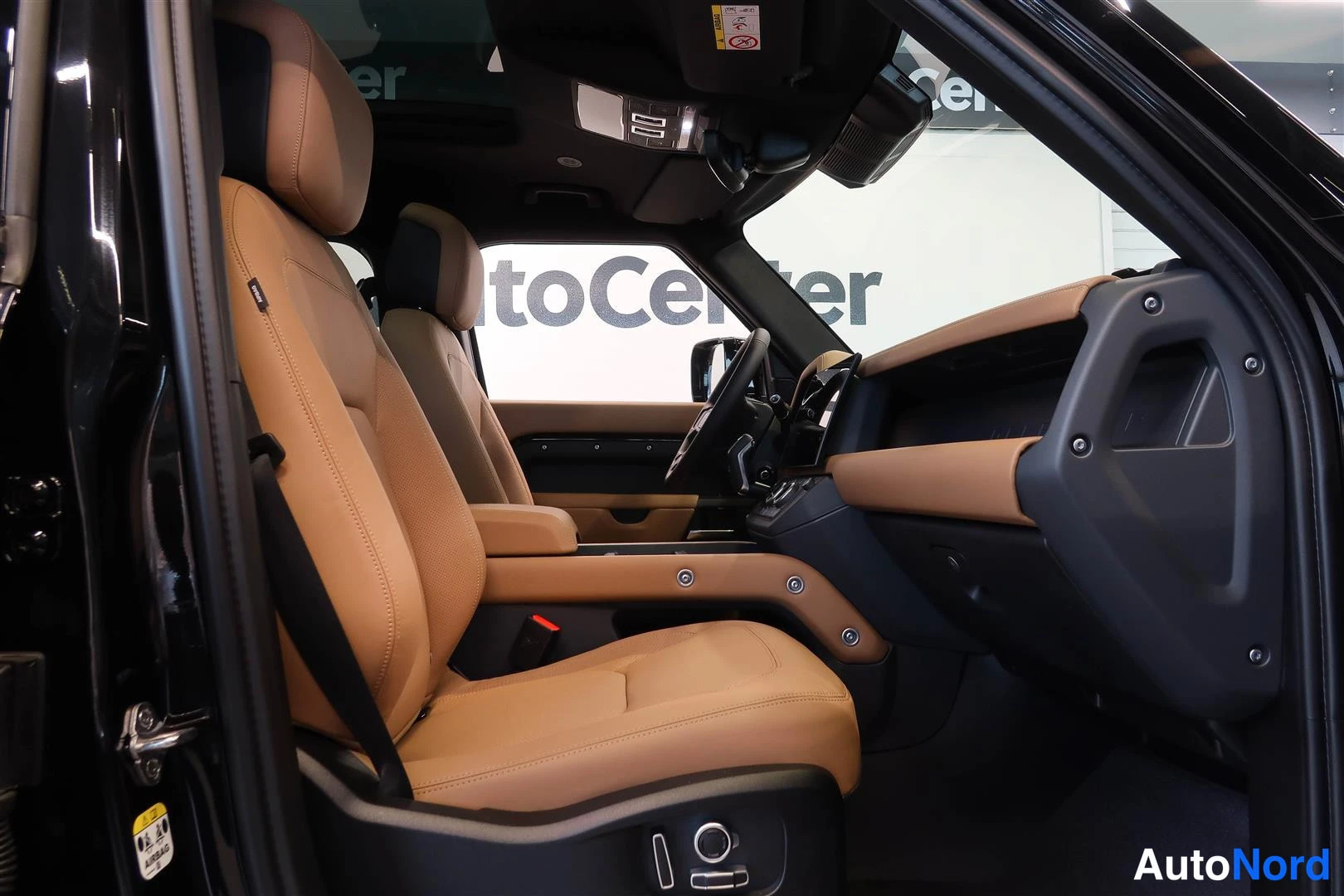 Musta Land Rover Defender 2026, etuistuimet, kuva 8