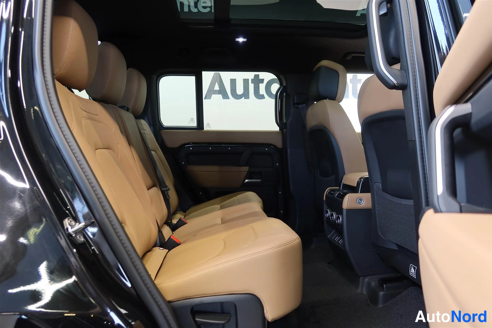 Musta Land Rover Defender 2026, takaistuimet, kuva 10