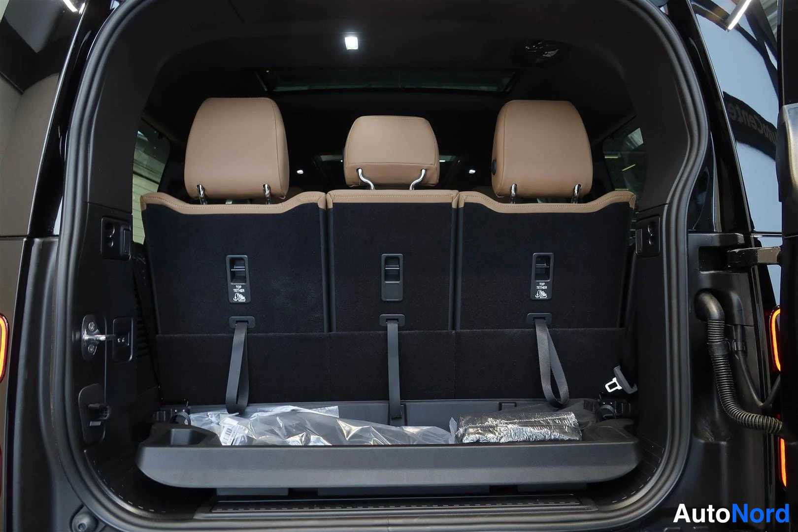 Musta Land Rover Defender 2026, tavaratila, kuva 11