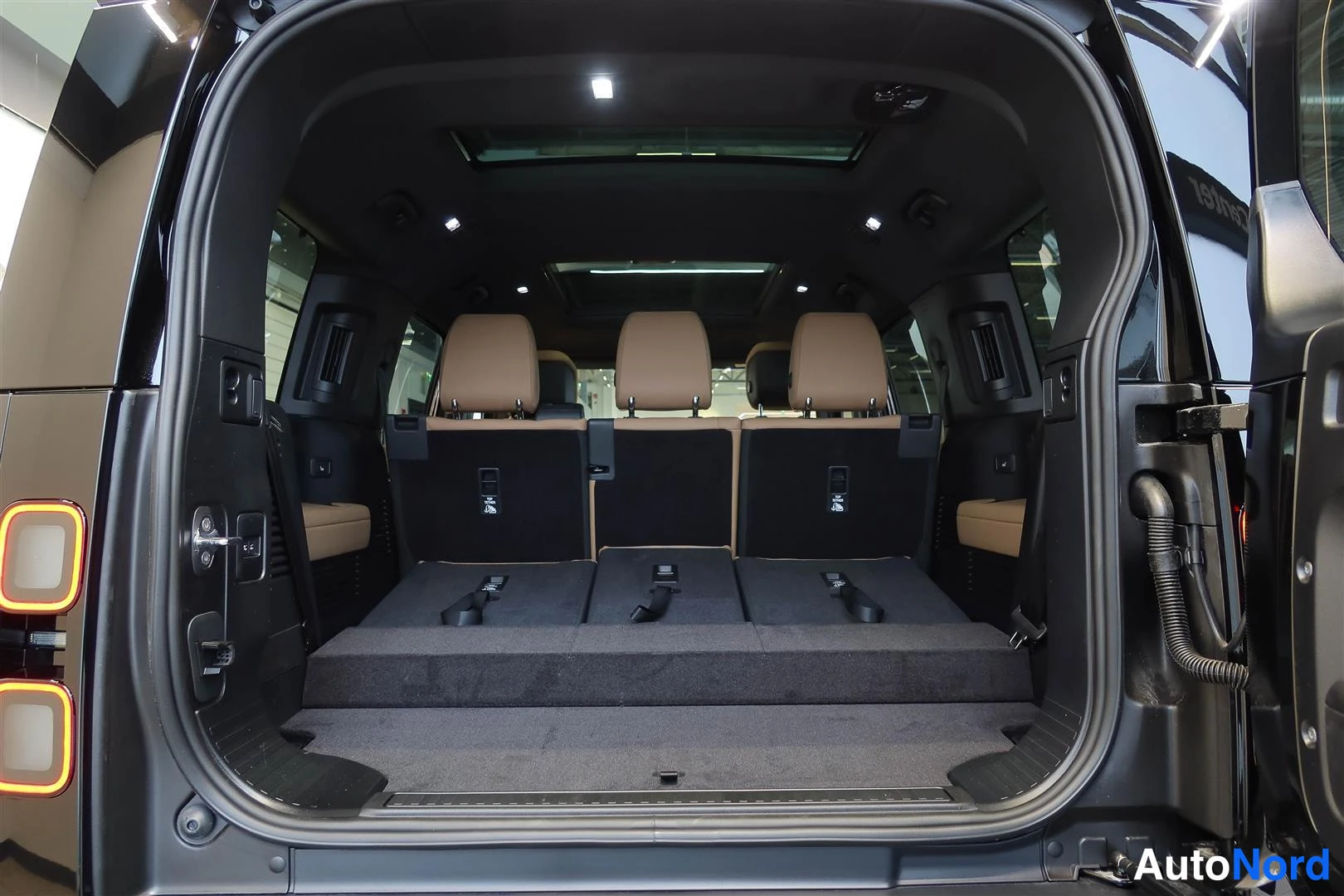 Musta Land Rover Defender 2026, tavaratila, kuva 12