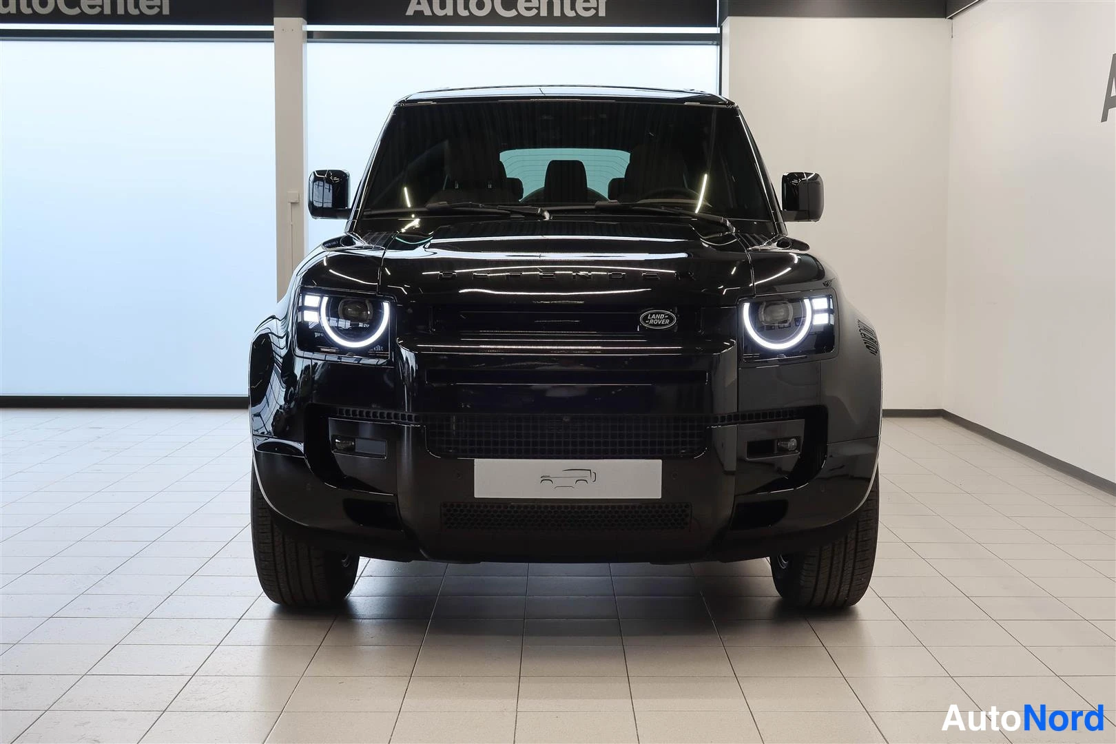Musta Land Rover Defender 2026, edestä, kuva 3
