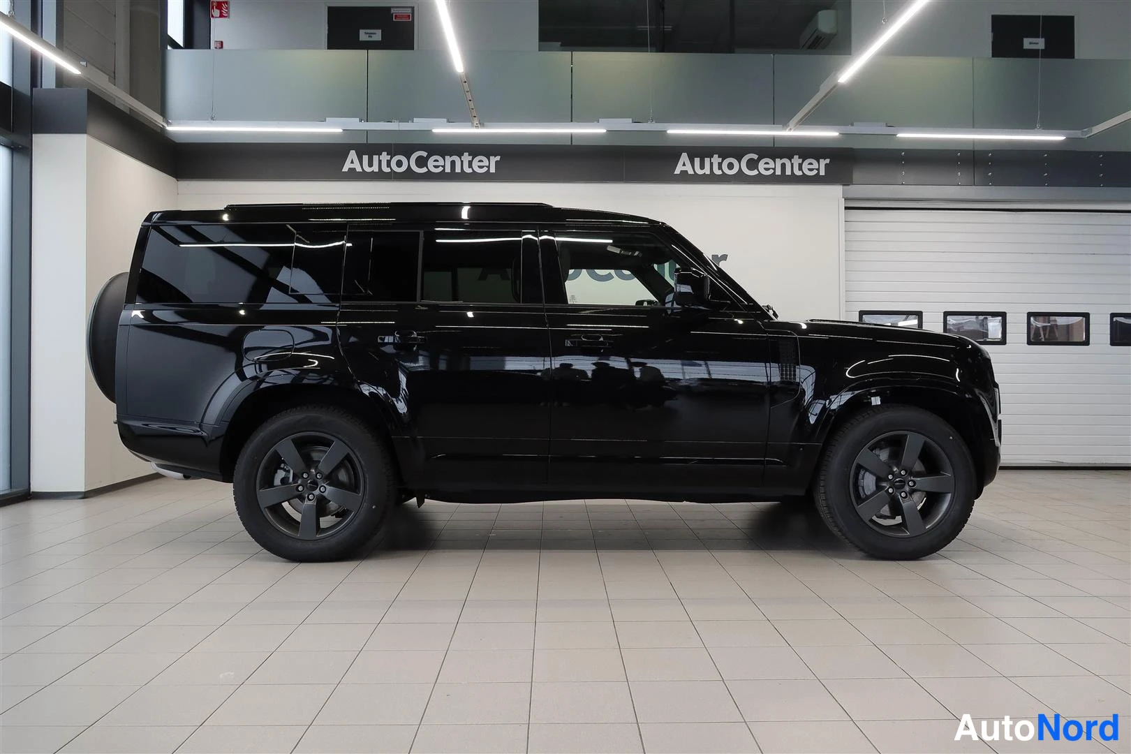 Musta Land Rover Defender 2026, sivulta, kuva 4