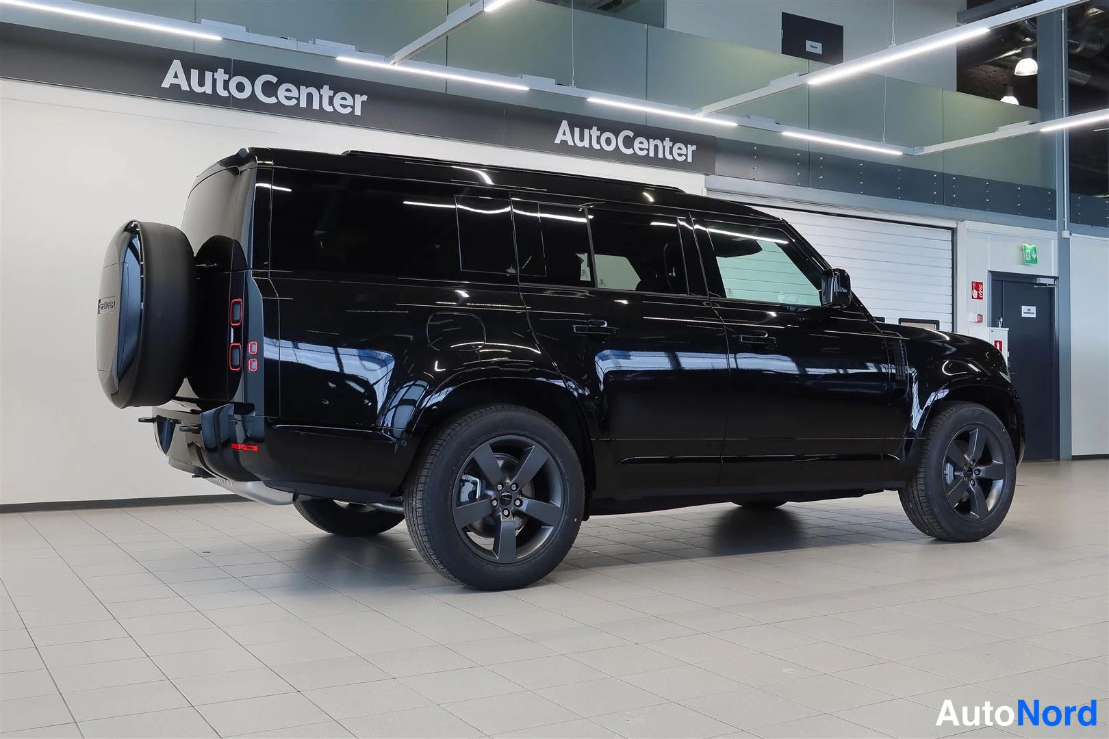 Musta Land Rover Defender 2026, takaviisto, kuva 5