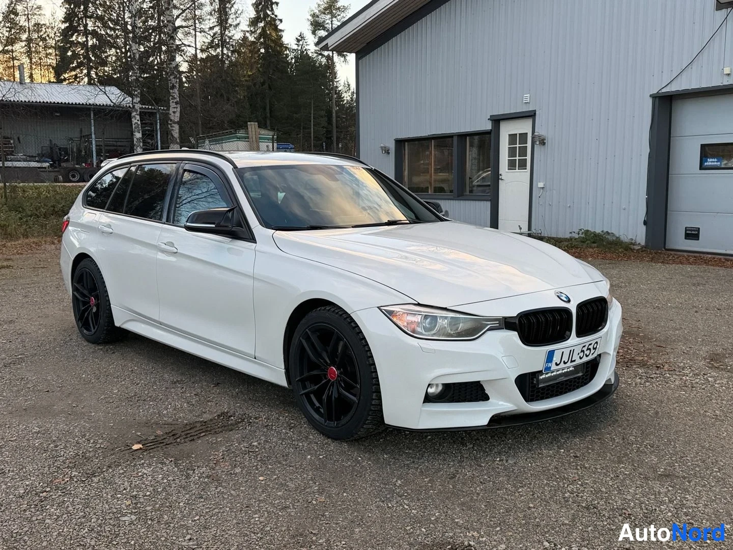 Valkoinen BMW 318d 2014, etuviisto, keula oikealle, kuva 2