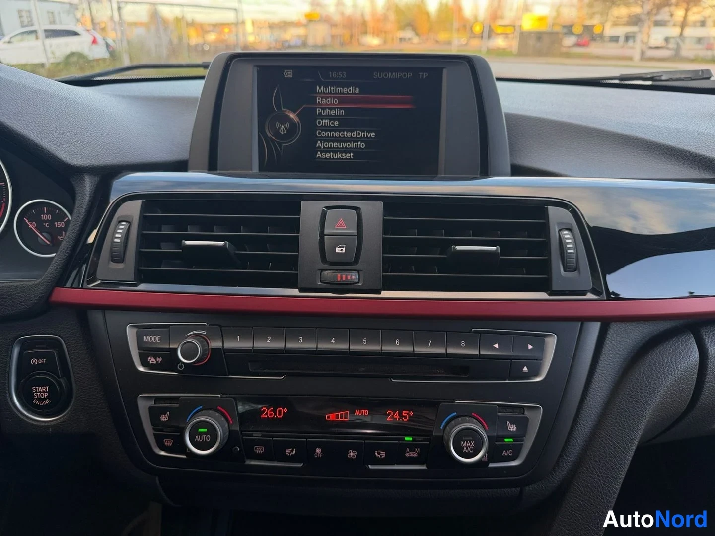 Valkoinen BMW 318d 2014, ohjaamo, kuva 11