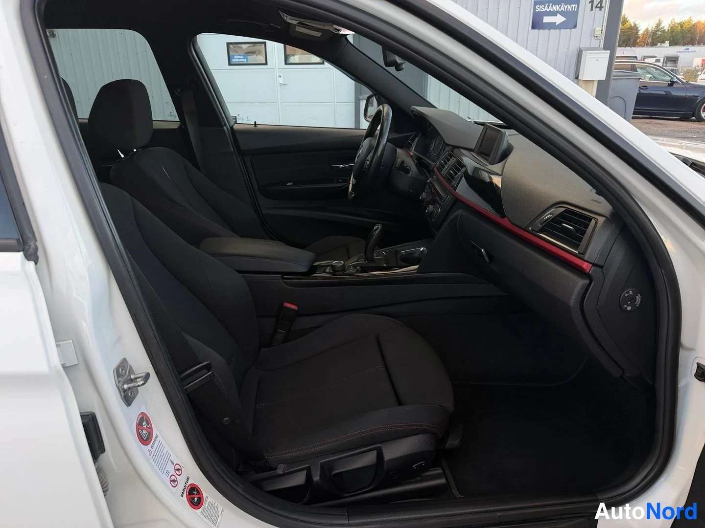 Valkoinen BMW 318d 2014, etuistuimet, kuva 14