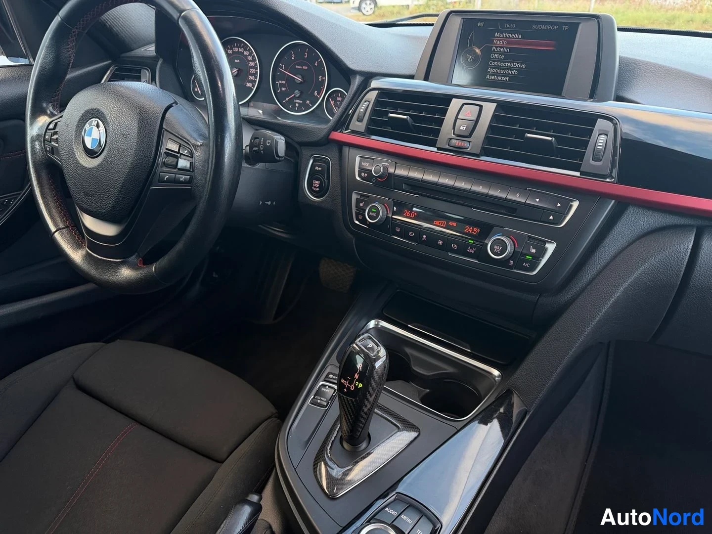 Valkoinen BMW 318d 2014, ohjaamo, kuva 12