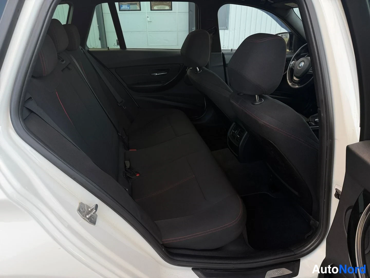 Valkoinen BMW 318d 2014, takaistuimet, kuva 15