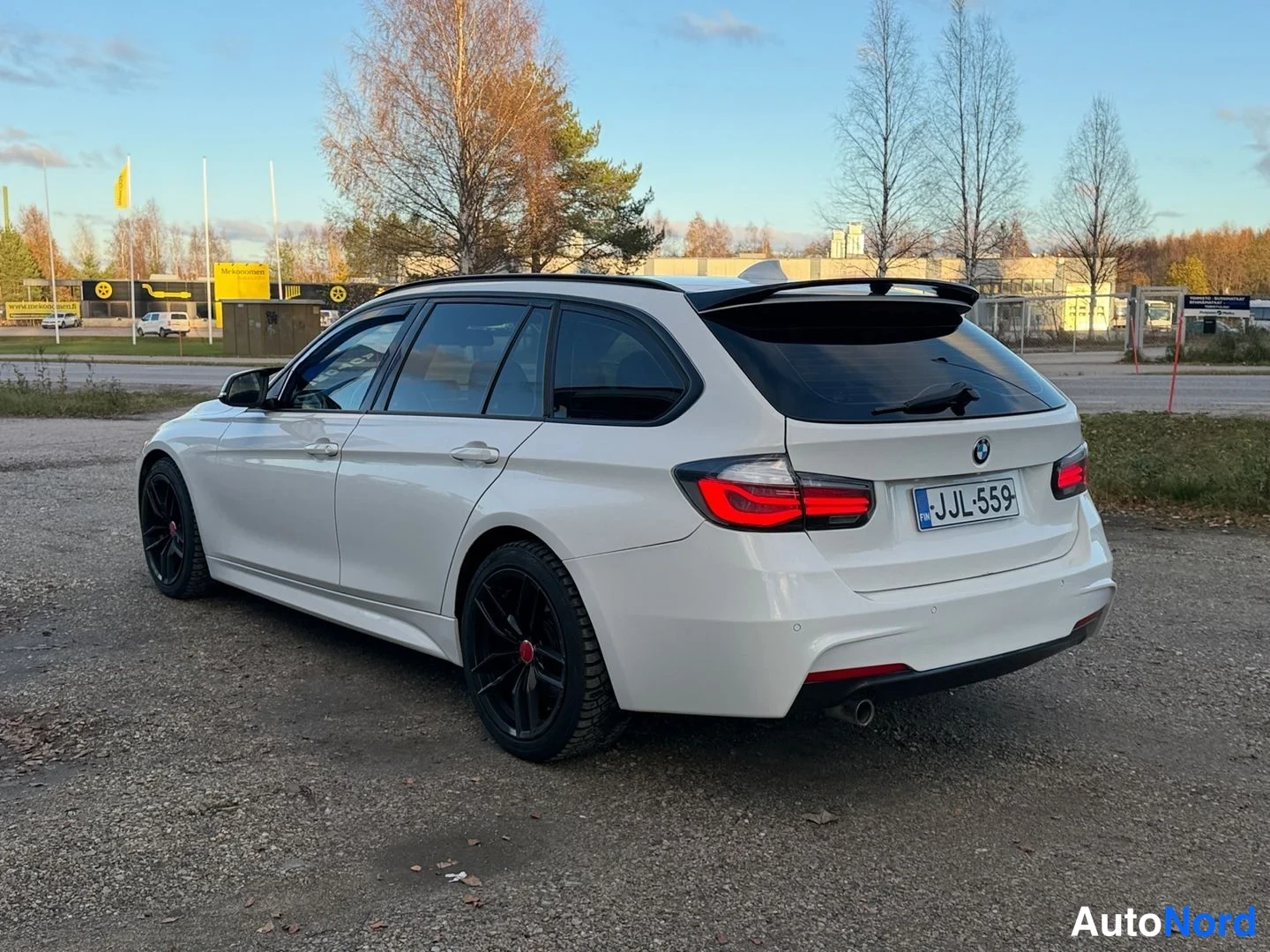 Valkoinen BMW 318d 2014, takaviisto, kuva 4