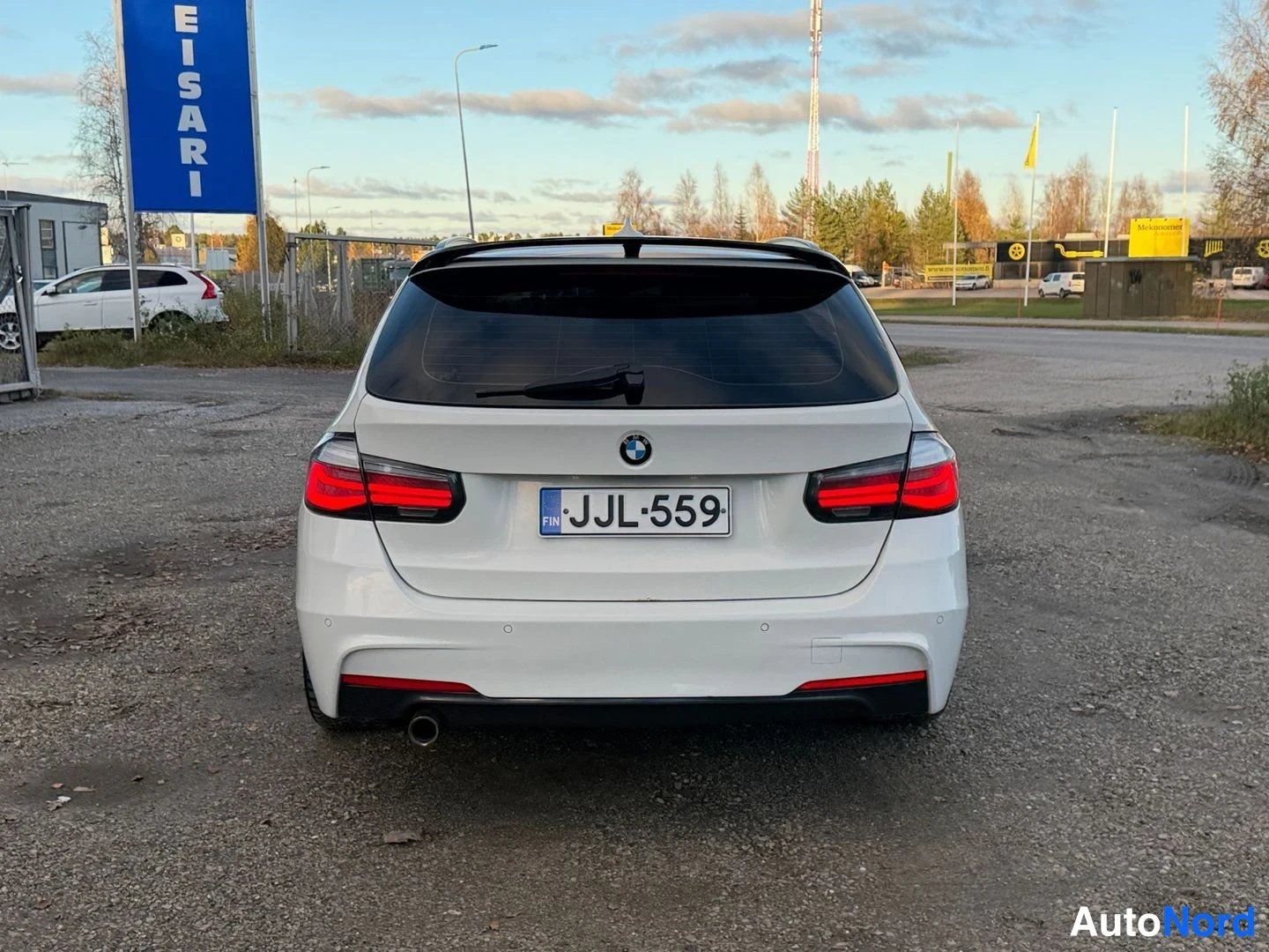 Valkoinen BMW 318d 2014, takaa, kuva 6