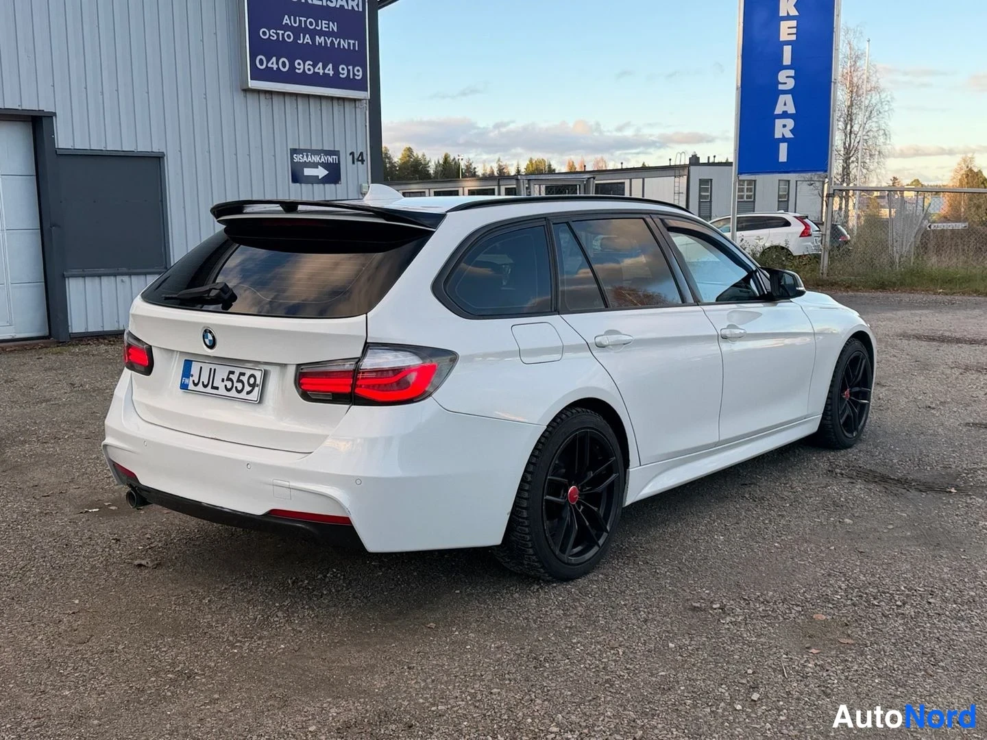 Valkoinen BMW 318d 2014, takaviisto, kuva 5