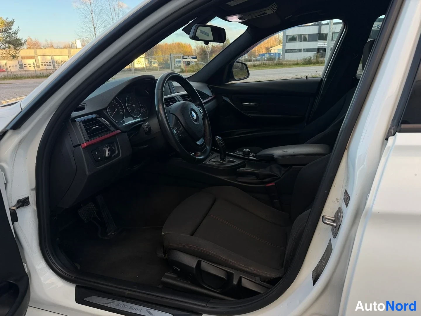 Valkoinen BMW 318d 2014, ohjaamo, kuva 7