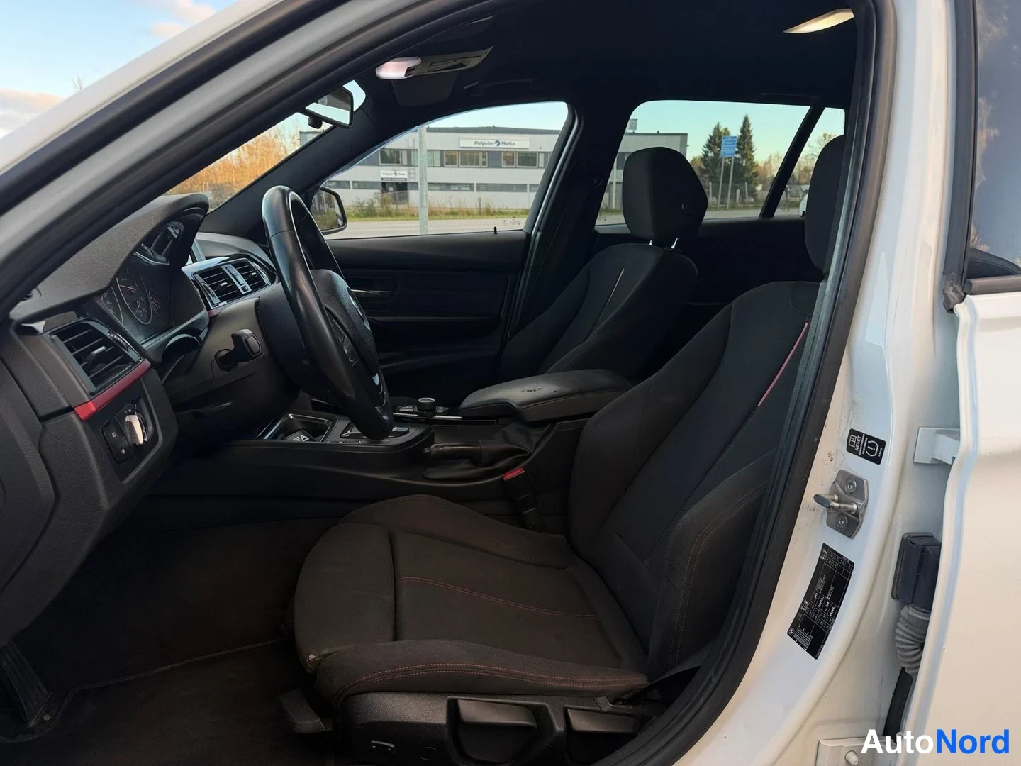 Valkoinen BMW 318d 2014, etuistuimet, kuva 13