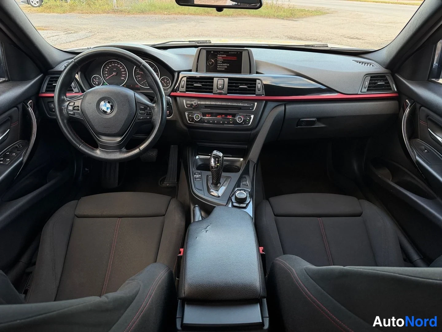 Valkoinen BMW 318d 2014, ohjaamo, kuva 8