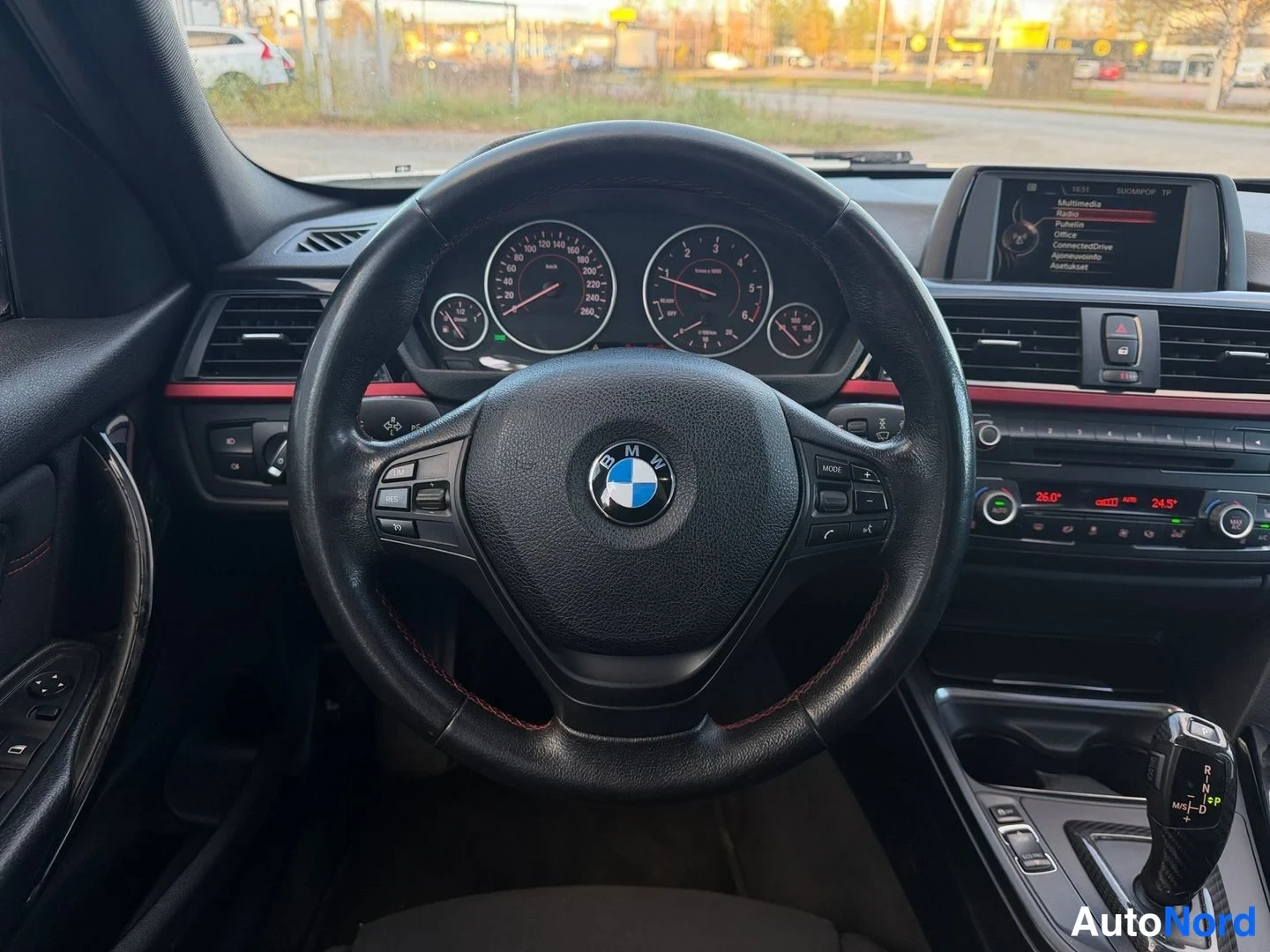 Valkoinen BMW 318d 2014, ohjaamo, kuva 9