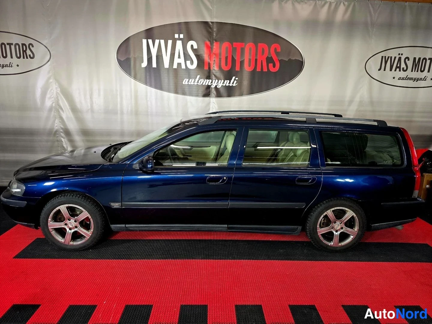 Blå Volvo V70 2001, från sidan, bild 3