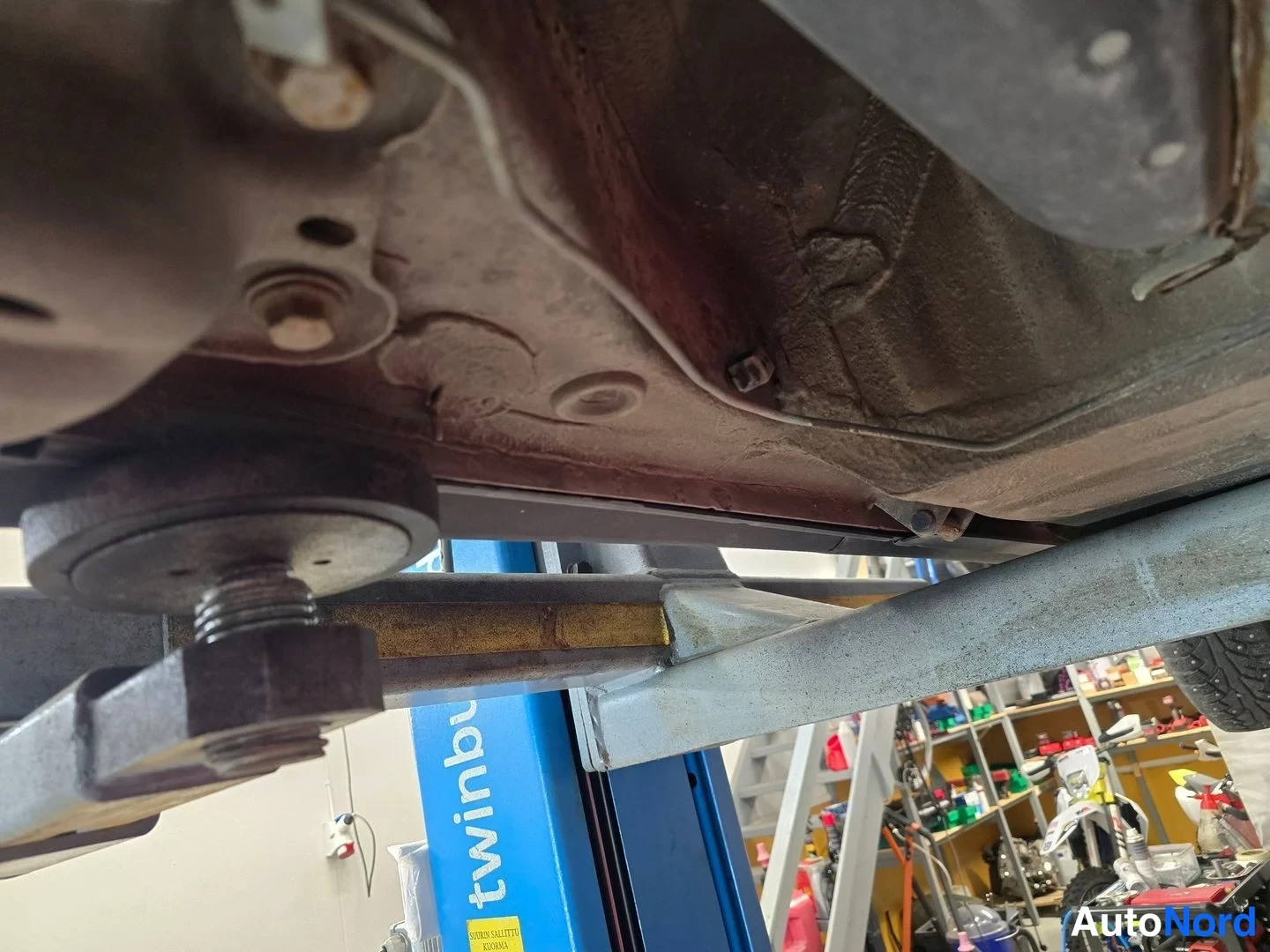 Blå Volvo V70 2001, detalj, bild 14