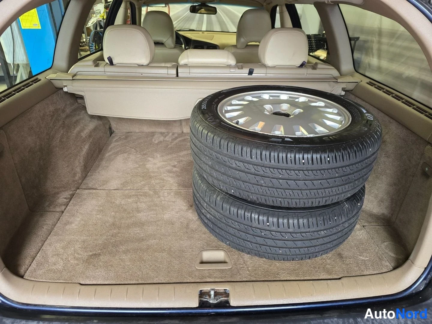 Blå Volvo V70 2001, bagageutrymme, bild 8