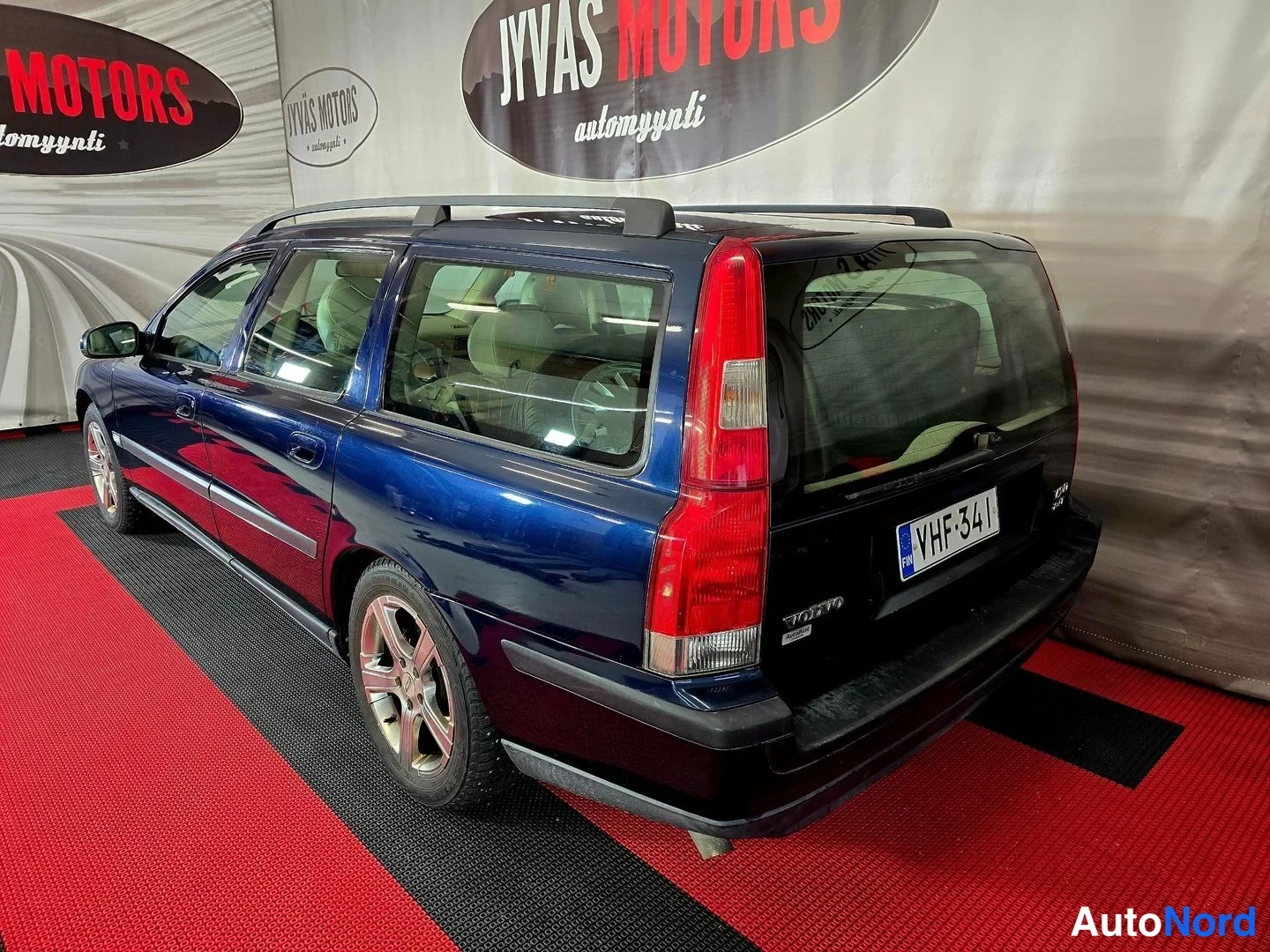 Blå Volvo V70 2001, snett bakifrån, bild 4