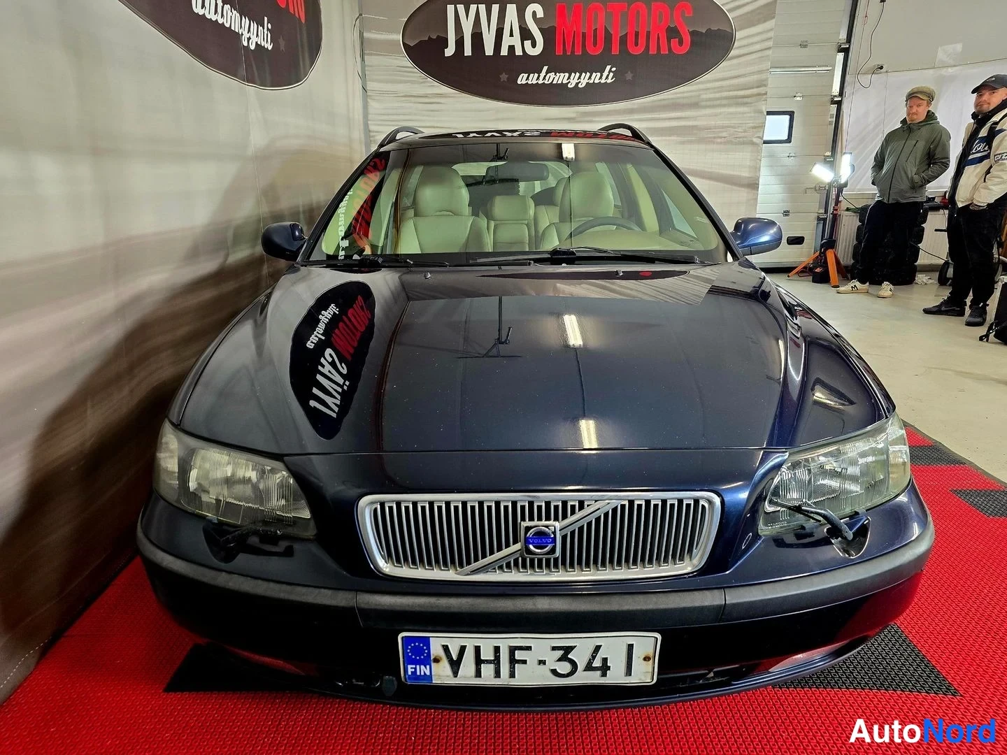 Blå Volvo V70 2001, framifrån, bild 2
