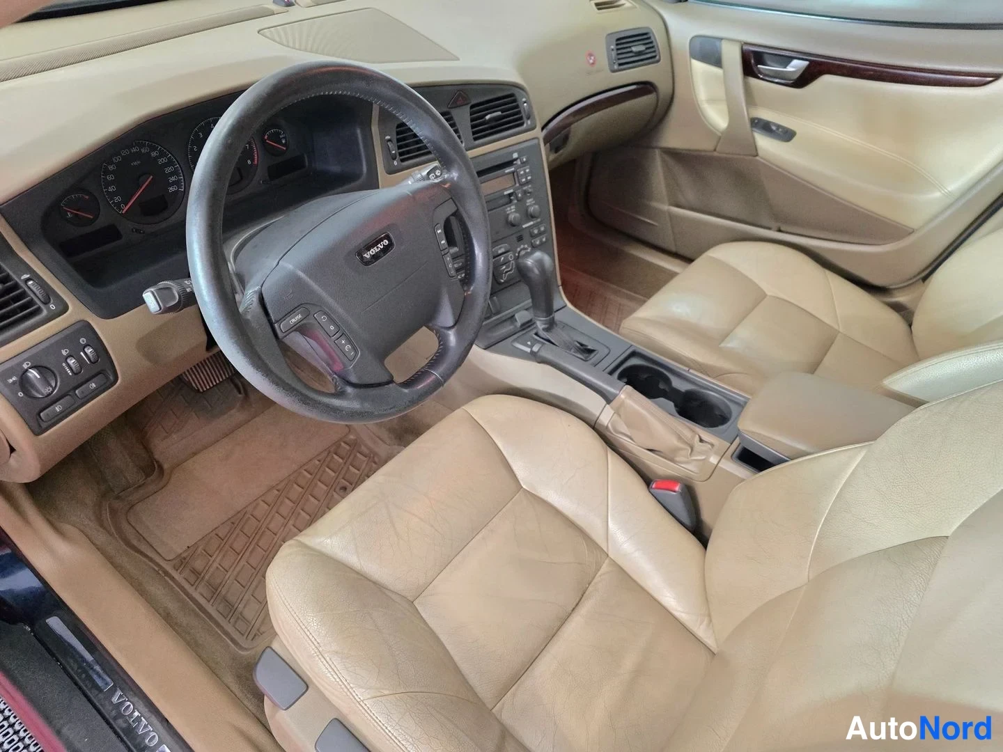 Blå Volvo V70 2001, förarplats, bild 6