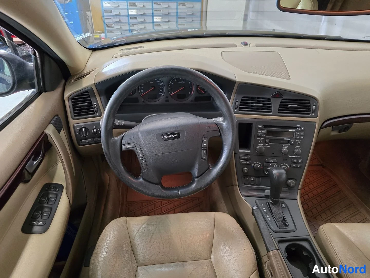 Blå Volvo V70 2001, förarplats, bild 7