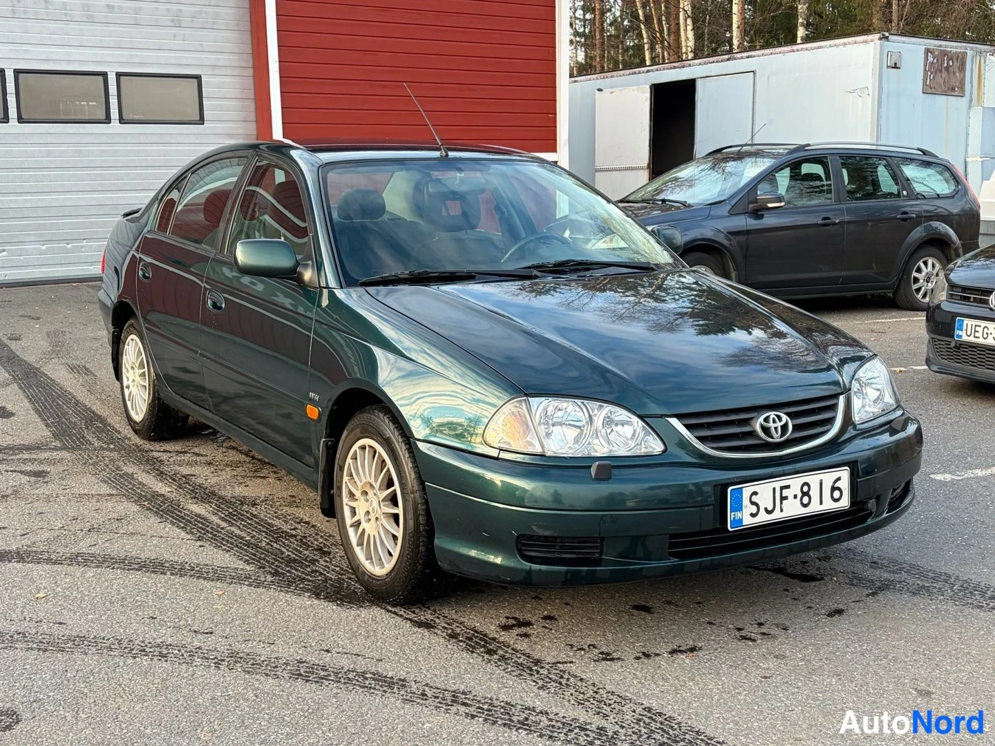Vihreä Toyota Avensis 2002, etuviisto, keula oikealle, kuva 2