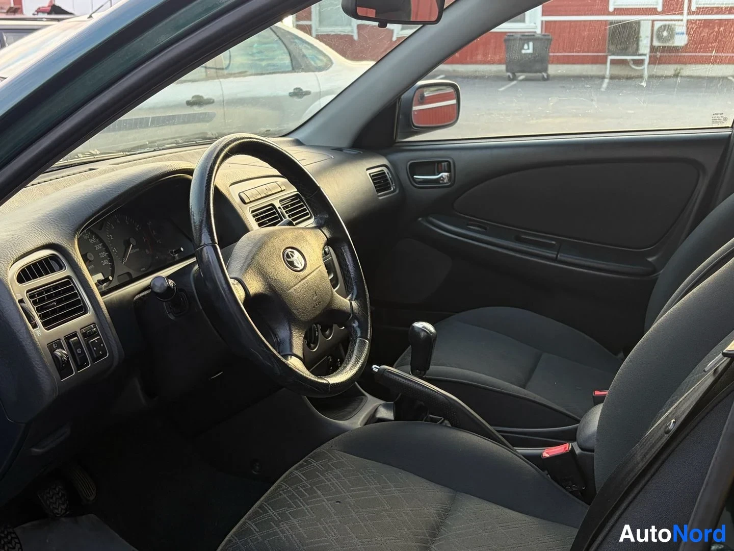 Vihreä Toyota Avensis 2002, ohjaamo, kuva 5