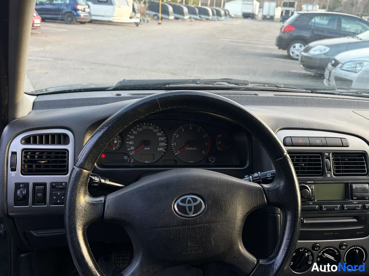Vihreä Toyota Avensis 2002, ohjaamo, kuva 6