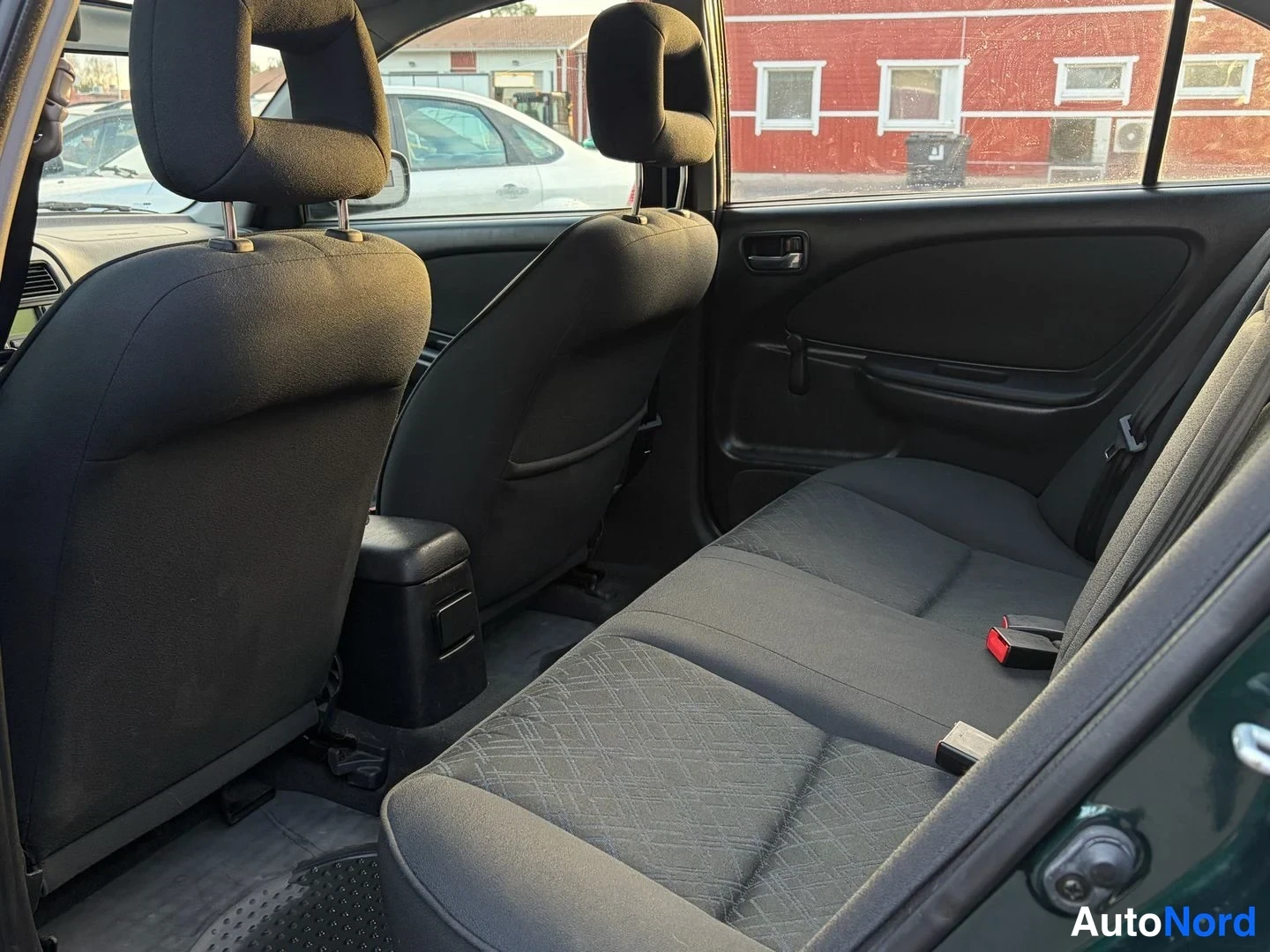 Vihreä Toyota Avensis 2002, takaistuimet, kuva 7