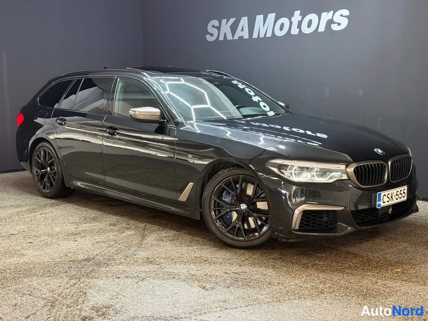 Musta BMW M550d xDrive 2019, etuviisto, keula oikealle, kuva 2