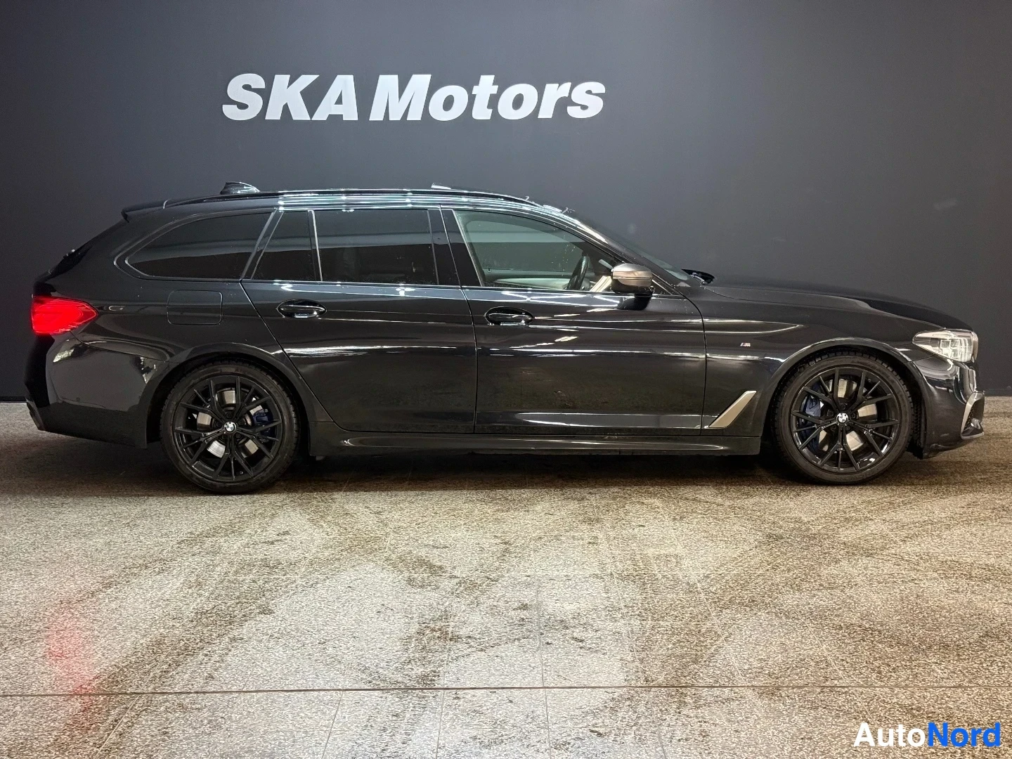 Musta BMW M550d xDrive 2019, sivulta, kuva 4