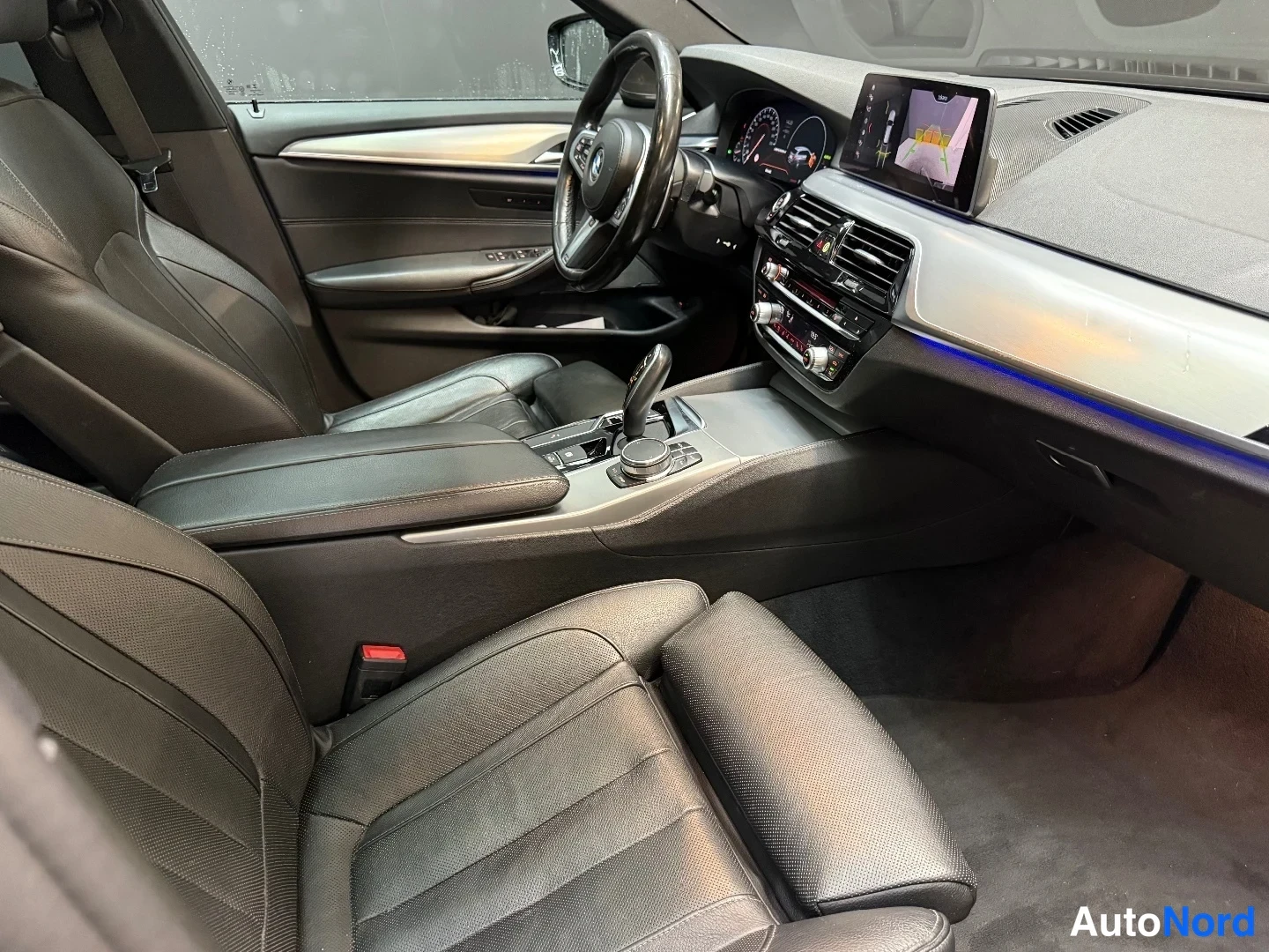 Musta BMW M550d xDrive 2019, ohjaamo, kuva 11