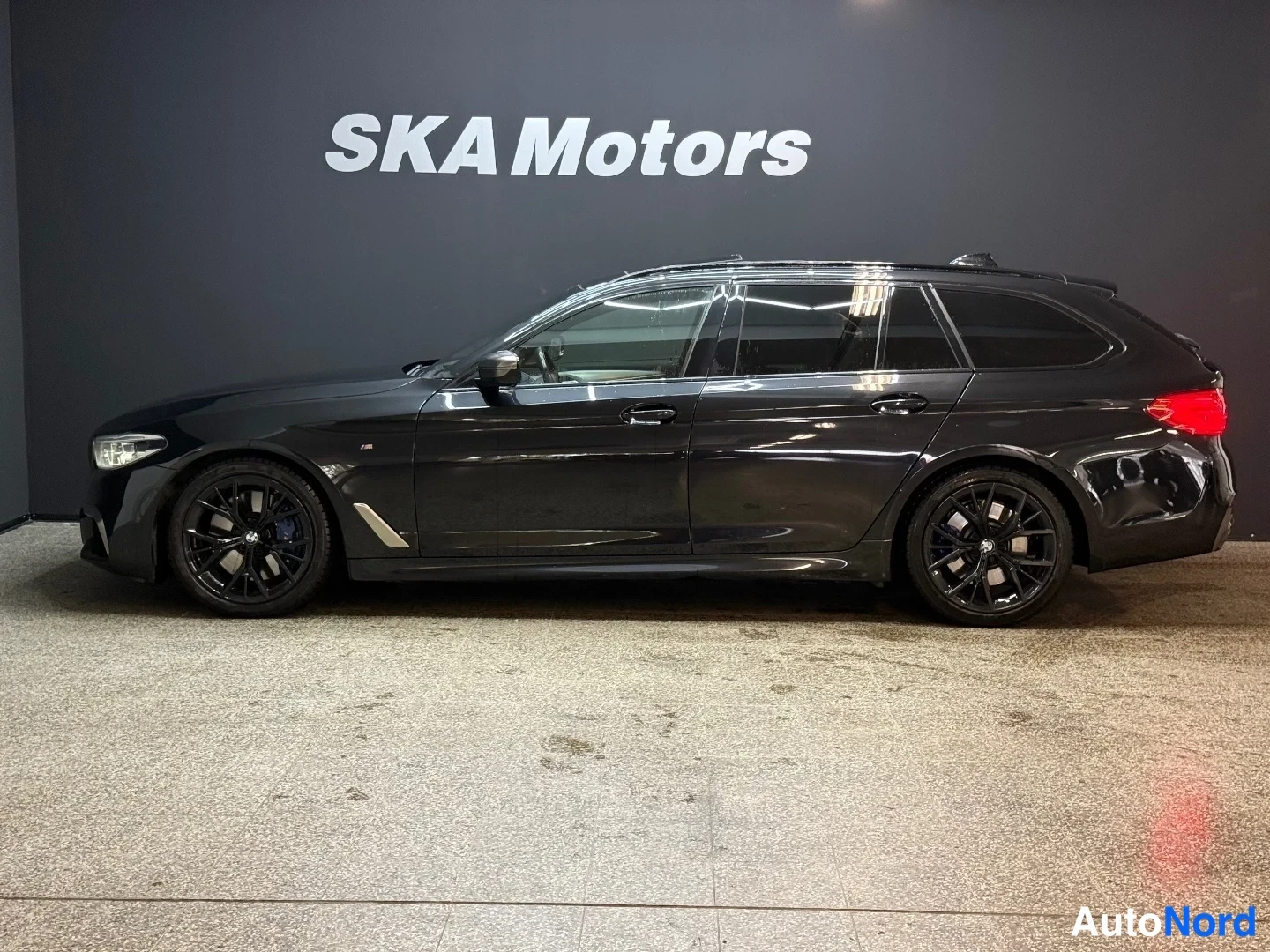 Musta BMW M550d xDrive 2019, sivulta, kuva 5