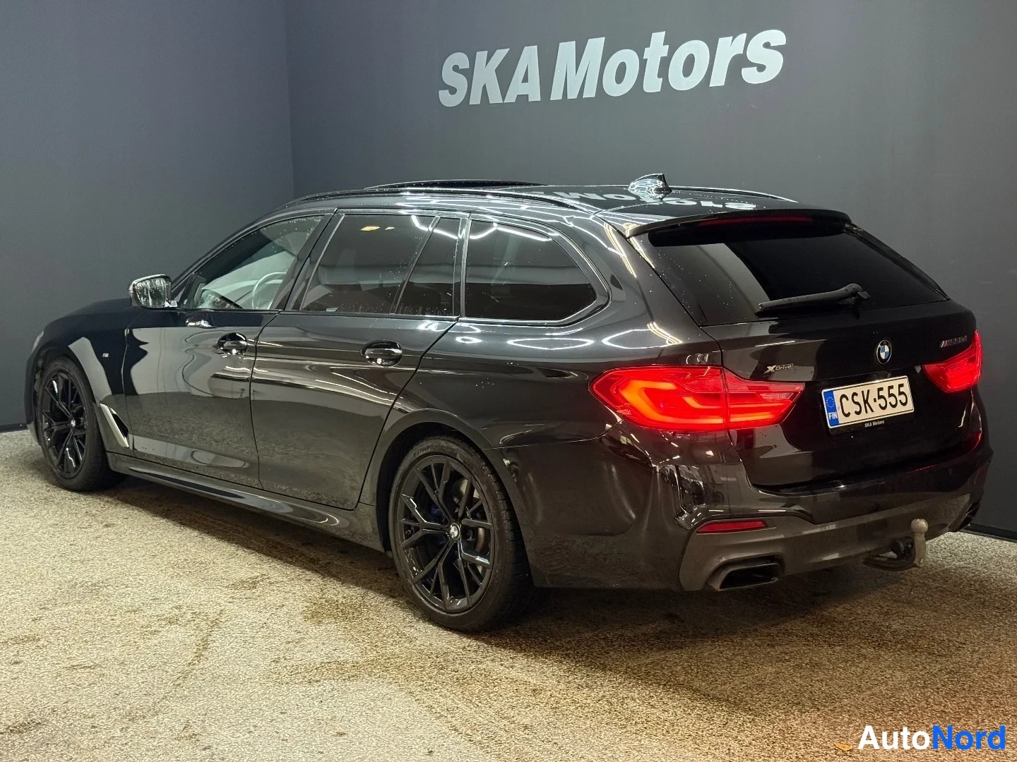 Musta BMW M550d xDrive 2019, takaviisto, kuva 6
