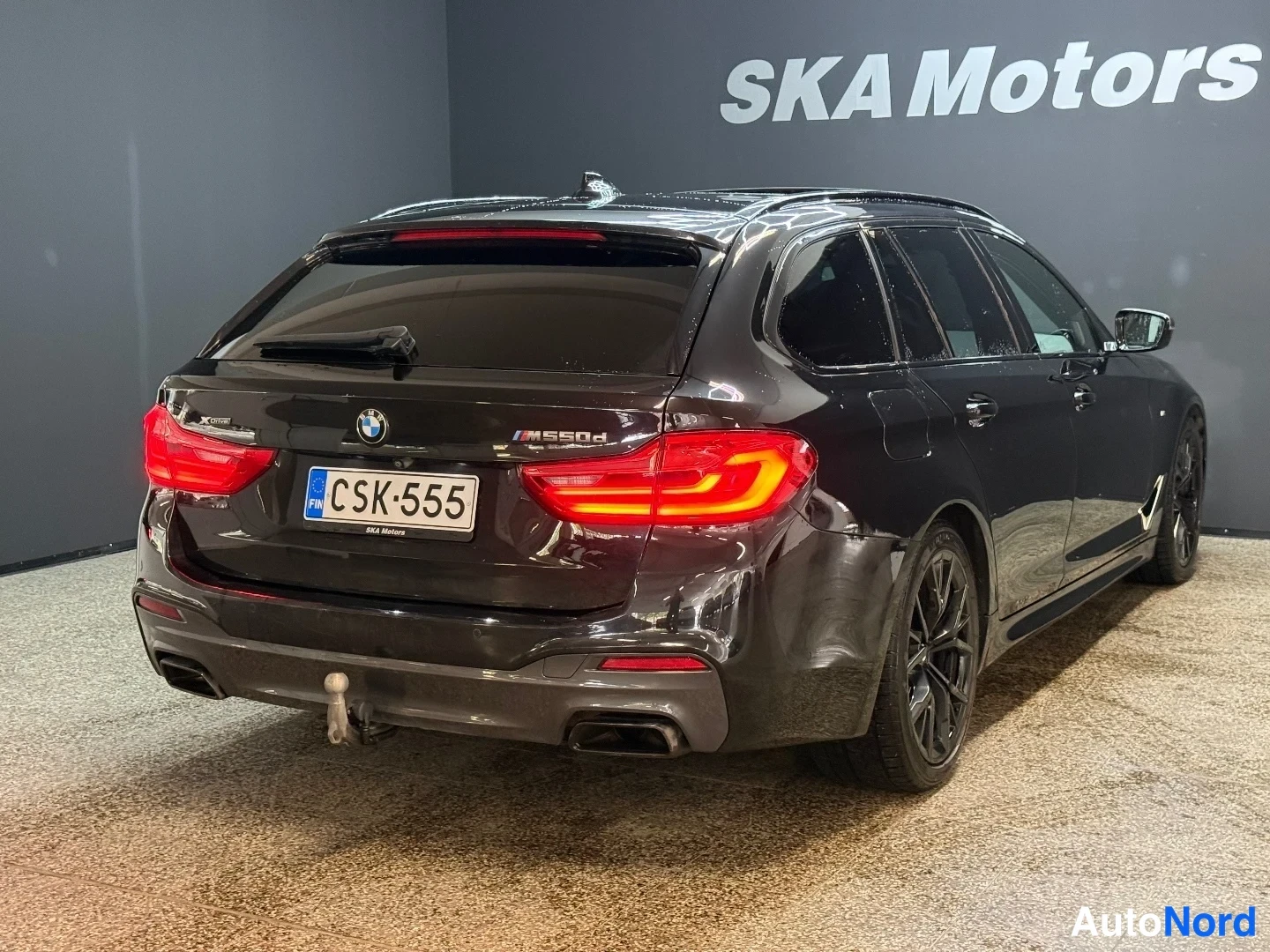 Musta BMW M550d xDrive 2019, takaviisto, kuva 7
