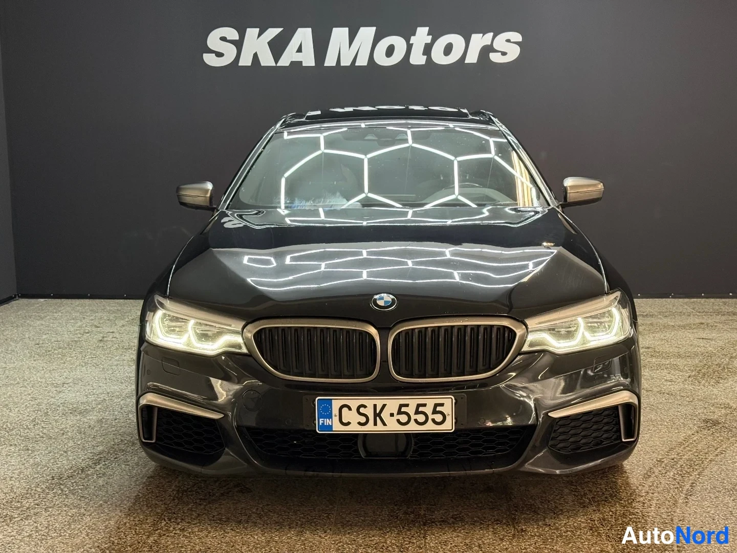 Musta BMW M550d xDrive 2019, edestä, kuva 3