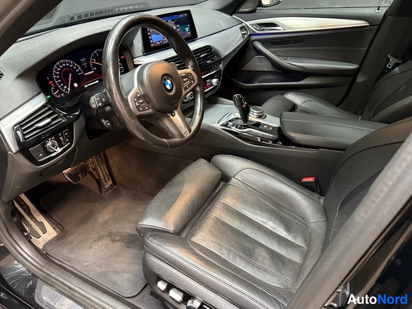 Musta BMW M550d xDrive 2019, ohjaamo, kuva 9