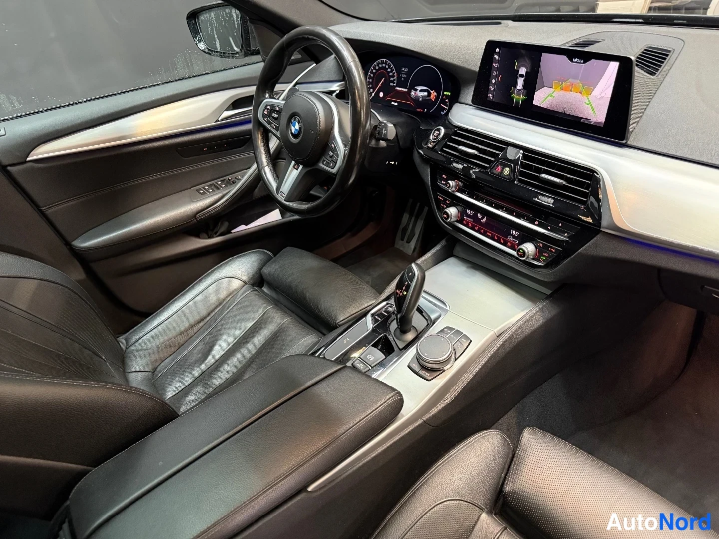 Musta BMW M550d xDrive 2019, ohjaamo, kuva 10