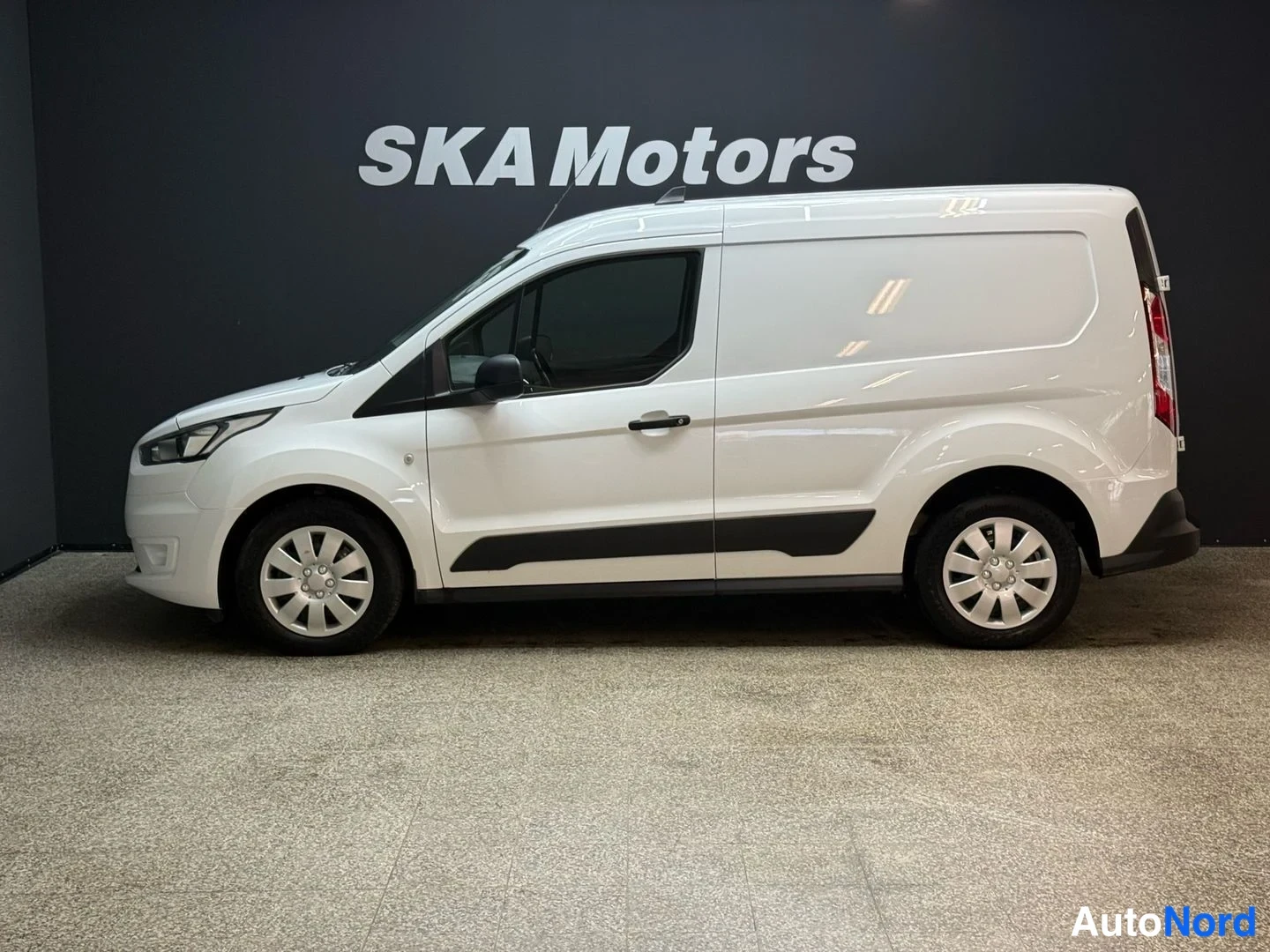 Valkoinen Ford Transit Connect 2023, sivulta, kuva 5