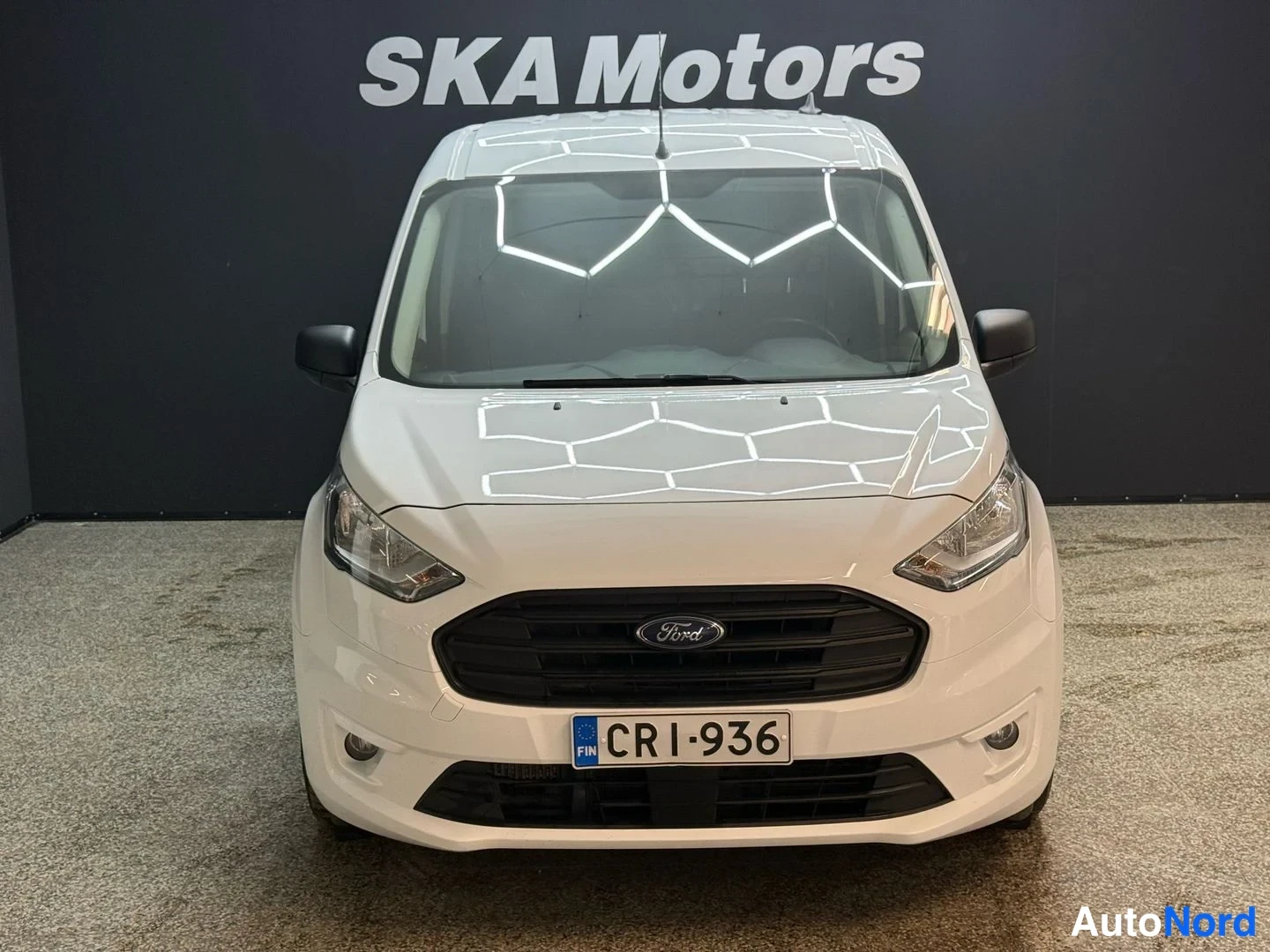 Valkoinen Ford Transit Connect 2023, edestä, kuva 3