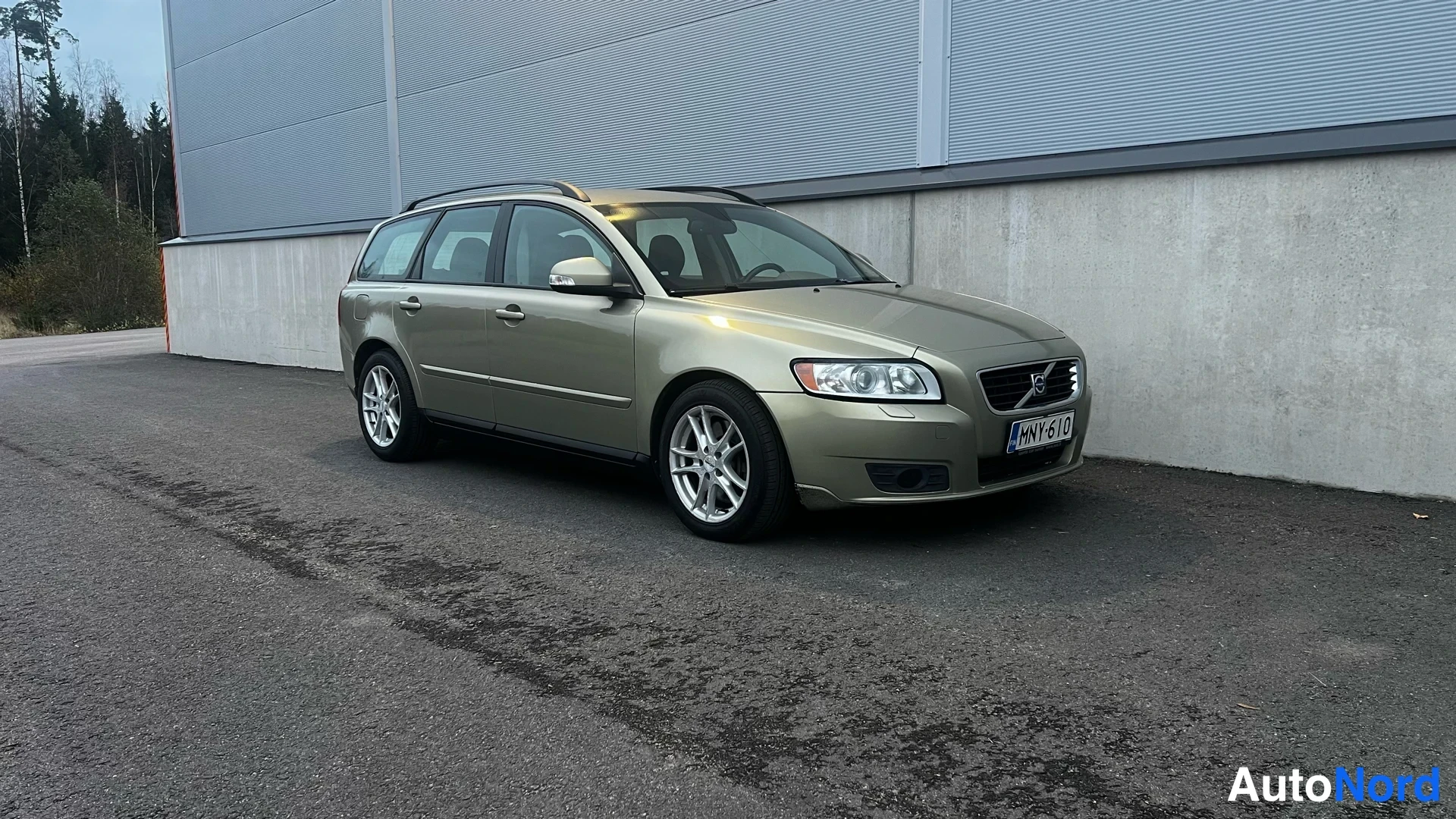 Vihreä Volvo V50 2010, etuviisto, keula oikealle, kuva 4