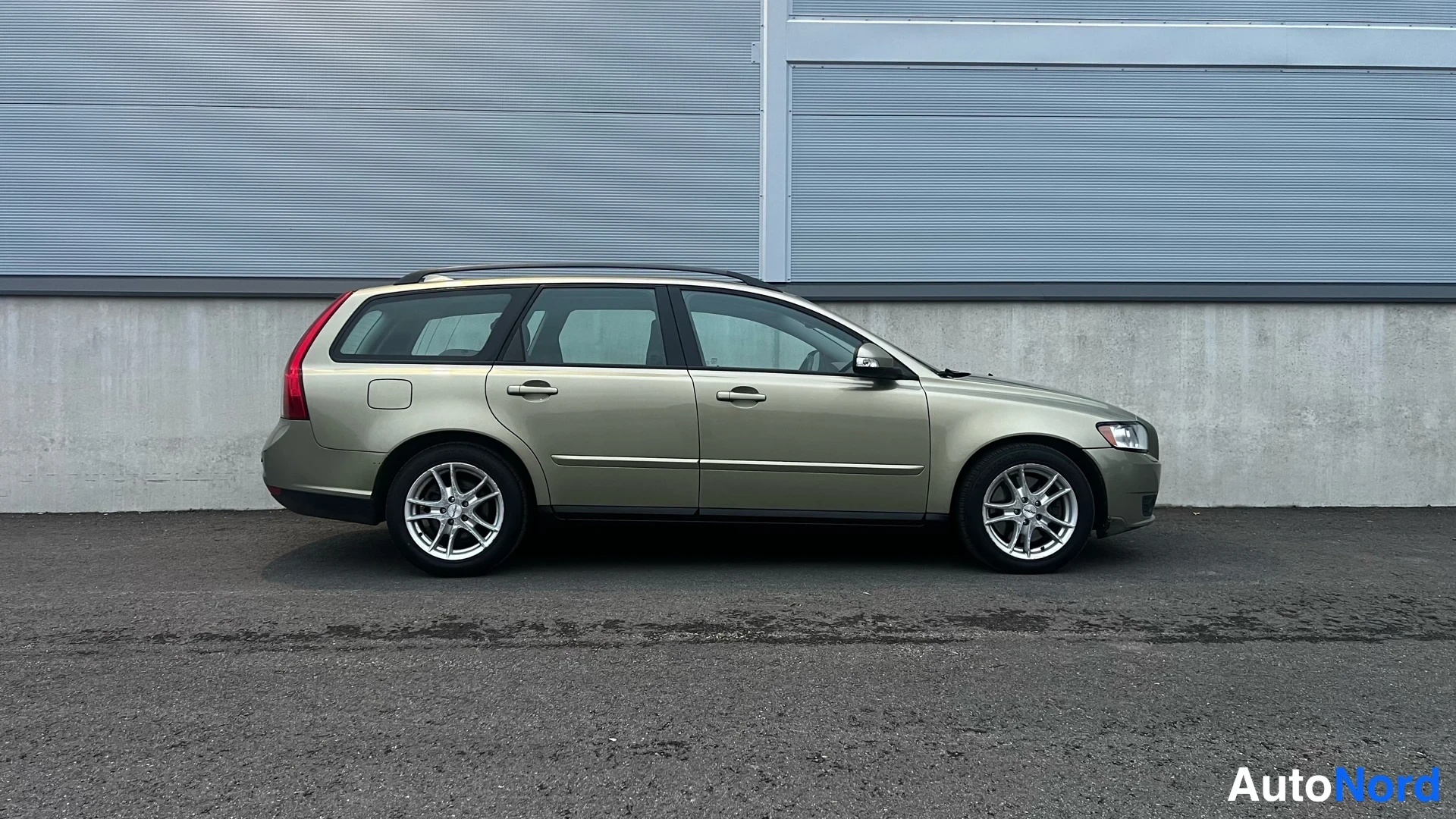 Vihreä Volvo V50 2010, sivulta, kuva 9