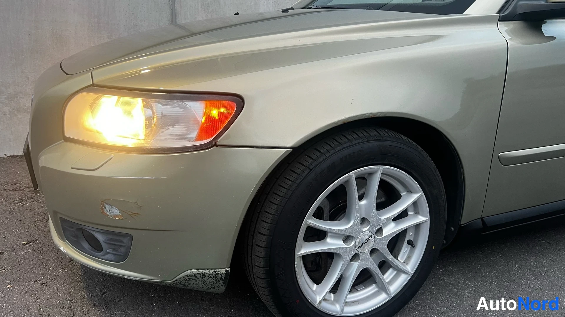 Vihreä Volvo V50 2010, etuviisto, keula vasemmalle, kuva 2